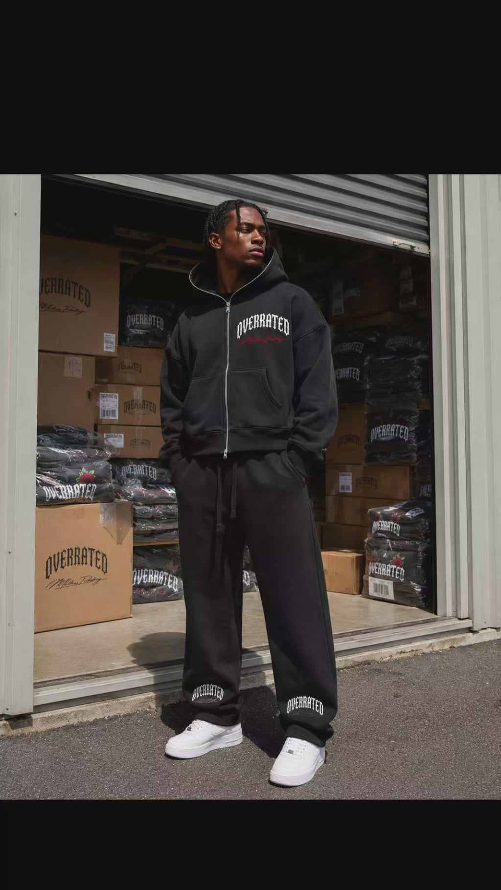 Pantalon de jogging unisexe en molleton à jambe large délavé style tendance et coupe haut de gamme assorti à l'ensemble t-shirt, sweat à capuche et casquette de camionneur en mousse de la collection Overrated