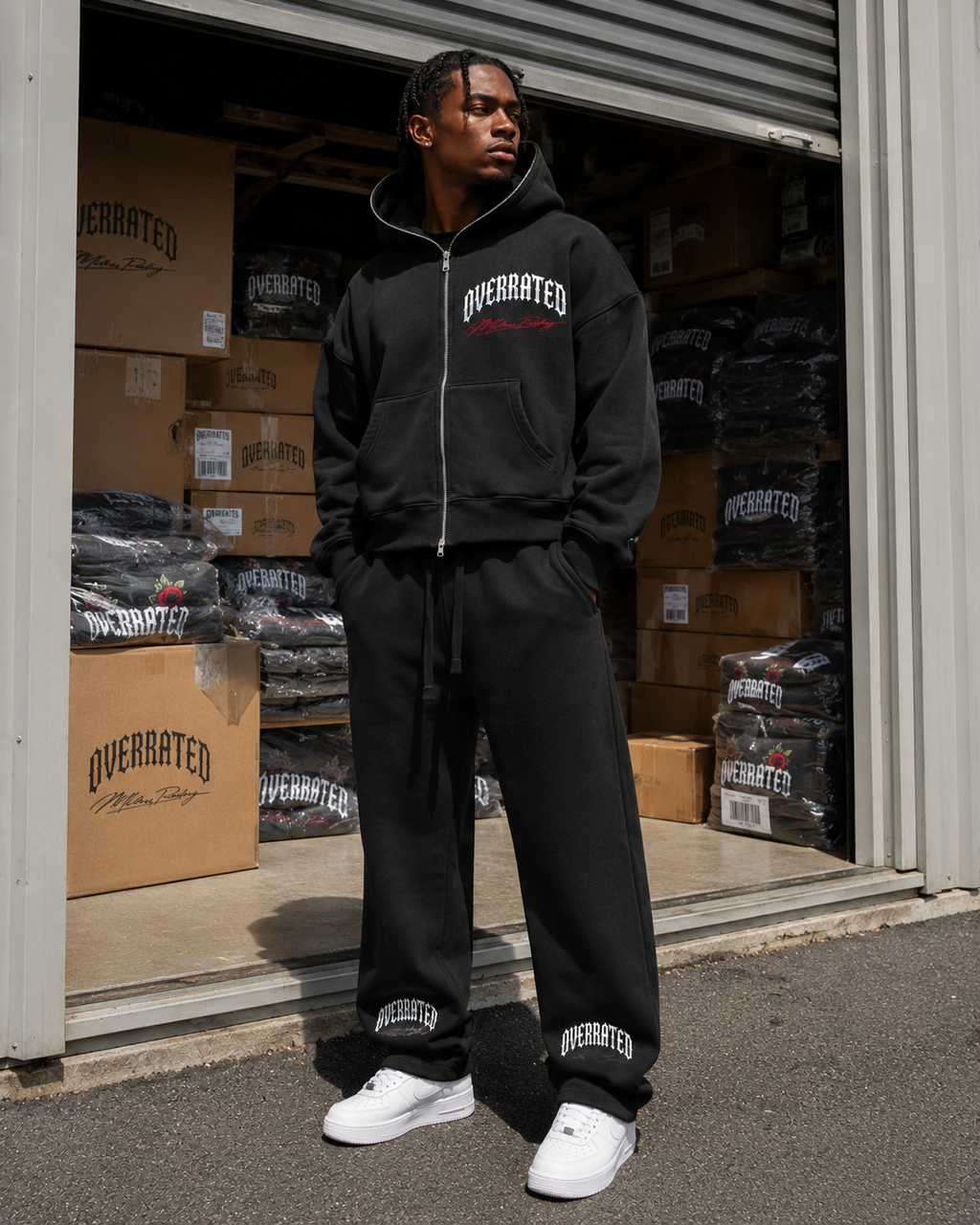 Pantalon de jogging unisexe en molleton à jambe large délavé style tendance et coupe haut de gamme assorti à l'ensemble t-shirt, sweat à capuche et casquette de camionneur en mousse de la collection Overrated
